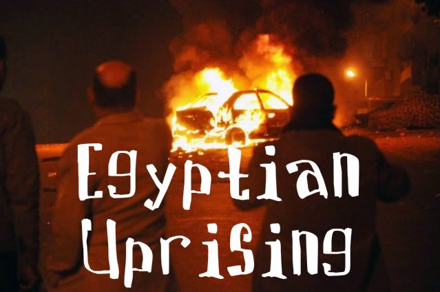 Egyptian rioters burn cars in the streets of Cairo