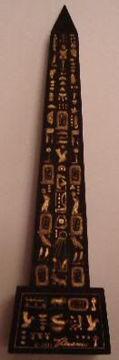 S-007F (Store, artifact 7, front view):  Gold and Black Obelisk